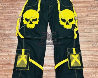 Pantalones cargo góticos con calavera amarilla - Pantalones de estilo urbano techwear negros con cadenas y correas / Ropa alternativa punk rave de PVC Dreams