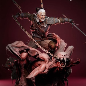 Puede incluir: Estatua detallada de un guerrero con cabello blanco, empuñando una espada y una cadena, sobre una criatura monstruosa. El guerrero está vestido con una armadura marrón y plateada. La estatua tiene un fondo rojo oscuro y el logo Sigma One.