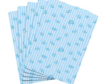Baraja de cartas de póker con diseño de conchas marinas azules, estilo casino náutico.