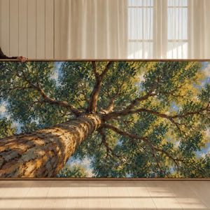 以下が含まれることがあります： 明るい青空を背景に、緑と黄色の葉の茂みに向かって伸びる高い木の幹をローアングルで描いた絵画が、明るい木製のフレームに収められた、大型の長方形の壁掛けアート作品です。