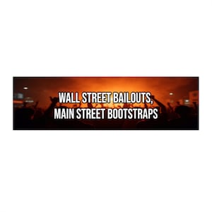 Puede incluir: Una taza de cerámica blanca con un asa negra y el texto "But First, Coffee" en negrita negra. La taza está sobre un fondo borroso, sugiriendo un ambiente acogedor. La taza mide aproximadamente 10 cm de altura.
