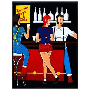 Könnte beinhalten: Illustration einer Barszene mit drei Figuren. Eine Figur sitzt auf einem Hocker, eine andere steht und eine dritte steht hinter der Bar. Die Bar hat eine rote Vorderseite und einen schwarzen Hintergrund. Das Schild zeigt "Bovver Boys & Girls".