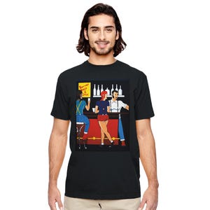 Könnte beinhalten: Schwarzes T-Shirt mit einer Retro-Illustration einer Barszene. Das Kunstwerk zeigt drei Figuren und enthält den Text "Forever Boys & Girls" auf einem gelben Schild. Der Stil erinnert an Vintage-Comics.