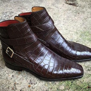 Handgefertigte braune Herren-Ankle-Boots aus Leder mit Krokodilprägung, spitze Zehenpartie, Schnallenriemen, elegante Stiefeletten