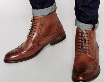 Stivali da uomo Wingtip in pelle marrone fatti a mano, stivaletti stringati brogue, stivali eleganti di lusso, stivali in pelle per matrimoni e occasioni formali.