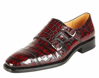 Zapatos de vestir para hombre color burdeos con estampado de cocodrilo y hebilla doble.