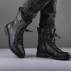 Botas de combate de cuero negro hechas a mano, botas de trabajo para motociclistas con cordones y cremallera lateral.