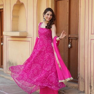 Traje Anarkali de gasa Bandhani rosa intenso