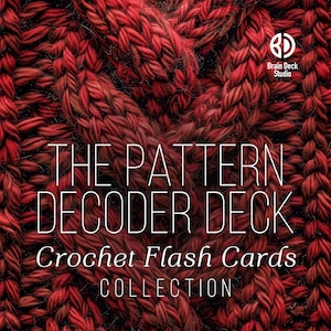 Może przedstawiać: Zestaw kart edukacyjnych zatytułowany THE PATTERN DECODER DECK Crochet Flash Cards COLLECTION, na tle ciemnoczerwonej, grubo dzianej włóczki z widocznym wzorem warkoczowym oraz logo Brain Deck Studio w prawym górnym rogu.