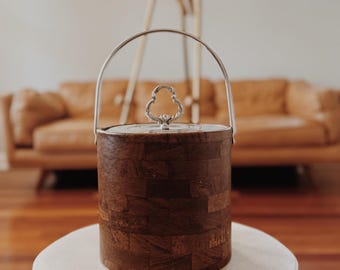 Cubitera vintage con tapa, artículos de bar de los años 70. Acabado en madera cálida, forma escultural.