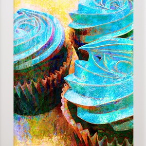 Può includere: Dipinto astratto di tre cupcake con glassa blu vibrante e pirottini marroni. Lo sfondo presenta un mix di tonalità gialle, arancioni e verdi, creando un effetto colorato e strutturato. L'immagine è incorniciata in bianco.