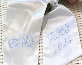 Banda para ramo HOCO con monograma bordado, envoltura de cinta con nombre personalizado, lazo con el espíritu escolar, cinta personalizada para ramillete de bienvenida, recuerdo del baile de graduación