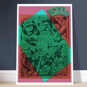 Może przedstawiać: Oprawiona strona komiksu z 2000 AD z Judge Dredd. Grafika jest w odcieniach zieleni, czerwieni i czerni, z dymkami i scenami akcji. Tytuł "2000 AD JUDGE DREDD" znajduje się na górze.