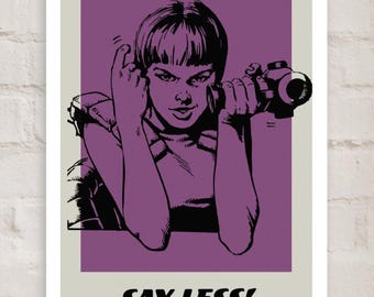 Retro Sci-Fi Pop Art Poster – Pink auf Creme, 'Say Less!' Mädchen Wandbild