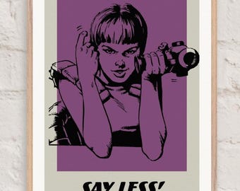 Pop Art Druck 'Say Less!' in Pink gerahmtes Poster | Retro Girl Gun Kunst | Wanddekoration