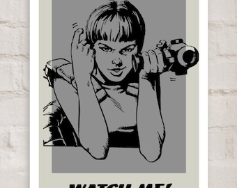 Retro Sci-Fi Pop Art Poster - 'Watch Me!' Girl with Gun - Grau auf Creme Wandkunst