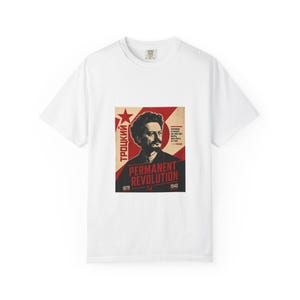 Könnte beinhalten: Weißes T-Shirt mit einer Grafik eines Mannes mit Schnurrbart und den Worten "PERMANENT REVOLUTION" in Rot und Schwarz. Das Shirt enthält auch die Jahre 1879 und 1940.