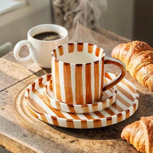 Xícara de café de cerâmica com listras azuis, caneca com pintura à mão sob o esmalte, caneca de café artesanal minimalista, presente de cerâmica moderna