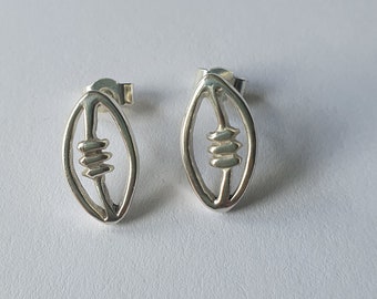 Pendientes de plata con forma de pelota de rugby, pendientes de rugby hechos a mano al 100 % por Alison en su estudio de Bath, Reino Unido