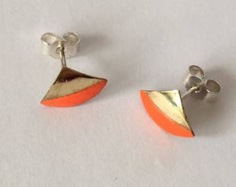 Pendientes de botón de latón y esmalte naranja neón, 100 % hechos a mano por Alison en su estudio de Bath, Reino Unido.