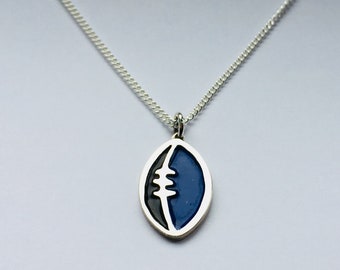 Collar de pelota de rugby de plata esterlina y esmalte, colgante de rugby, 100% hecho a mano por Alison en su estudio en Bath, Reino Unido,