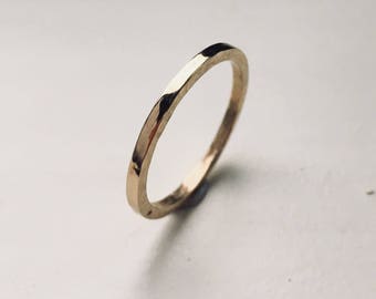 Handgemachter Ehering aus 9 Karat Recyclinggold, 2 mm