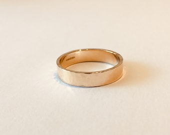 Alianza de boda, anillo plano de 4 mm y 9 quilates, ligeramente martillado. Oro 100 % reciclado. Hecho a mano por Alison en su estudio de Bath, Reino Unido.