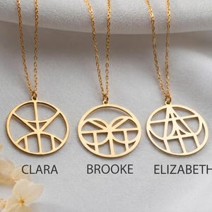 Könnte beinhalten: Drei goldfarbene Anhänger-Halsketten mit geometrischen Designs. Jeder Anhänger hängt an einer zarten Kette. Die Namen "Clara", "Brooke" und "Elizabeth" sind unter jeder Halskette aufgedruckt. Die Halsketten werden auf einer weißen Oberfläche präsentiert.