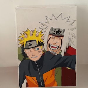 Può includere: Un dipinto su tela rettangolare con una colorata illustrazione anime di due personaggi. Uno ha capelli gialli a punta e una giacca nera e arancione, l'altro ha lunghi capelli bianchi e un indumento rosso con il carattere kanji 油.