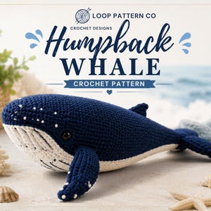 Op de afbeelding: Een handgemaakte, marineblauwe gehaakte bultrug met witte accenten. De walvis heeft een witte buik, vinnen en een gedetailleerde staart. De afbeelding bevat de tekst "Humpback Whale Crochet Pattern" en het logo Loop Pattern Co.