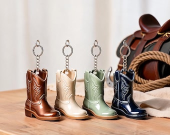 Puede incluir: Cuatro llaveros en miniatura con forma de bota vaquera en colores marrón metalizado, crema, verde salvia y azul marino. Cada bota presenta un patrón de costura western clásico, un tacón pequeño y una cadena de metal plateado con una anilla.