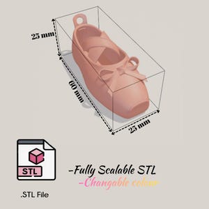 Puede incluir: Un modelo digital 3D de una zapatilla de ballet rosa claro con un lazo en la punta y tiras cruzadas. El objeto est&aacute; encerrado en una caja delimitadora de 25 mm por 60 mm por 25 mm. Incluye un icono de archivo STL y el texto Fully Scalable STL.