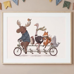 Puede incluir: Una impresión artística enmarcada que presenta una ilustración caprichosa de animales del bosque montados en una bicicleta tándem. Los animales incluyen un alce, un avestruz, un zorro, un erizo y una foca. El alce lleva una camisa a cuadros y el zorro toca el violín. La obra tiene un estilo ligero.