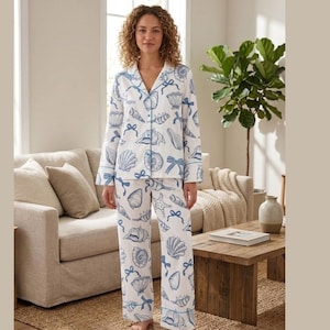 Dampyjamas i satin med korta och långa ärmar och kokett, sommarliknande snäckskal, i kuststil och i nyckfull stil.