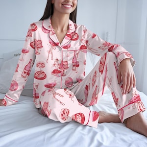 Rosa Party Pyjama Set Frauen, Cocktail Print Satin Nachtwäsche, Langarm Button Down Pyjamas, niedliches Bachelorette Loungewear Geschenk