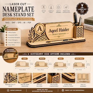 Peut inclure: Un ensemble de porte-nom de bureau en bois découpé au laser portant le nom Aqeel Haider et le titre Project Manager. L'ensemble comprend un porte-stylo, une fente pour stylo et des motifs floraux décoratifs. L'image présente quatre options de taille allant de 15 cm à 29 cm de largeur, avec les mesures impériales correspondantes.