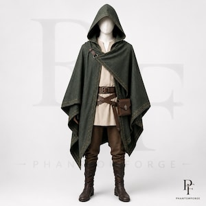 Peut inclure: Une cape à capuche vert foncé avec une bordure décorative, portée sur une tunique beige et un pantalon marron. La tenue comprend une ceinture en cuir marron avec une pochette assortie et des bottes marron foncé. Logo Phantom Forge visible.