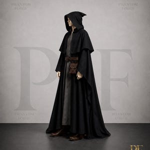 Puede incluir: Una capa negra con capucha sobre una túnica gris oscuro, con un cinturón de cuero marrón con una pequeña bolsa adjunta y botas de cuero marrón. El texto PHANTOM FORGE es visible en el fondo y en la esquina inferior derecha de la imagen.
