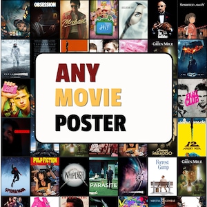 Puede incluir: Un letrero rectangular blanco con el texto ANY MOVIE POSTER en letras negras y amarillas en negrita, centrado sobre un collage de varios carteles de películas que incluyen títulos como Fight Club, Pulp Fiction, Forrest Gump e Interstellar.
