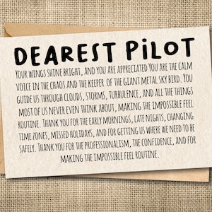 Puede incluir: Una tarjeta de felicitación rectangular con un fondo de color crema y texto en negro que dice: DEAREST PILOT, YOUR WINGS SHINE BRIGHT, AND YOU ARE APPRECIATED. YOU ARE THE CALM VOICE IN THE CHAOS AND THE KEEPER OF THE GIANT METAL SKY BIRD.