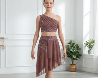 Conjunto de falda asimétrica de malla con pedrería en un solo hombro para danza lírica.
