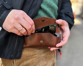 Estuche de cuero hecho a mano para gafas con mosquetón y clip para sujetar las gafas de sol.