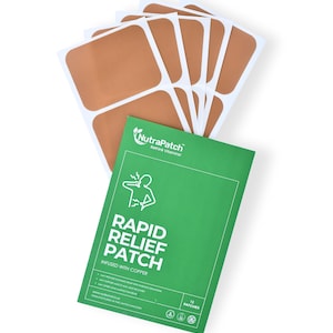 以下が含まれることがあります： 銅を注入したNutraPatch Rapid Relief Patchの緑色のパッケージ。12枚のパッチ入り。パッケージには白い文字と痛みを訴える人のグラフィックがあります。茶色のパッチがいくつか見えます。