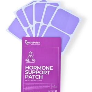 Puede incluir: Un paquete morado de parches de apoyo hormonal NutraPatch, con infusión de trébol rojo, con 12 parches. El paquete es morado con texto blanco y un gráfico de una persona meditando. Varios parches de color lila claro están abanicados encima del paquete.