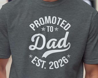 Befordrad till pappa est 2026 T-shirt | Ny pappa-present | Första fars dag-tröja | Blivande pappa-present | Rolig graviditetsmeddelande-tröja