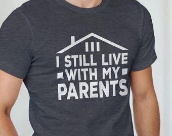 Jag bor fortfarande med mina föräldrar-t-shirt | Rolig slogan-t-shirt | Sarkastisk t-shirt | Humor-t-shirt | Present till honom | Present till henne | Skämt-t-shirt