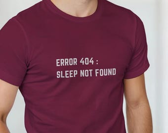 Fel 404 Sömn hittades inte T-shirt | Rolig föräldratröja | Sömnberövande T-shirt | Gåva för ny pappa | Gåva för ny mamma | Tech Humor T-shirt