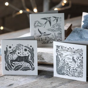Set de sellos de goma con saludos navideños de bosque: golondrina, ciervo y ardilla para tarjetas navideñas hechas a mano.
