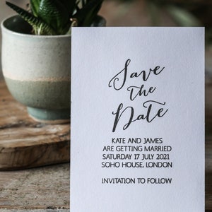 Elegante sello de goma personalizado con caligrafía para guardar la fecha de boda, ideal para invitaciones y papelería DIY.