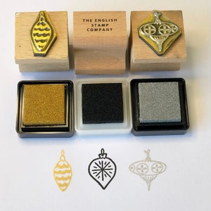 Juego de sellos de goma con forma de bola navideña y almohadillas de tinta para crear tarjetas navideñas y envolver regalos.